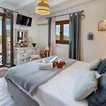 Hara Luxury House Holiday home *